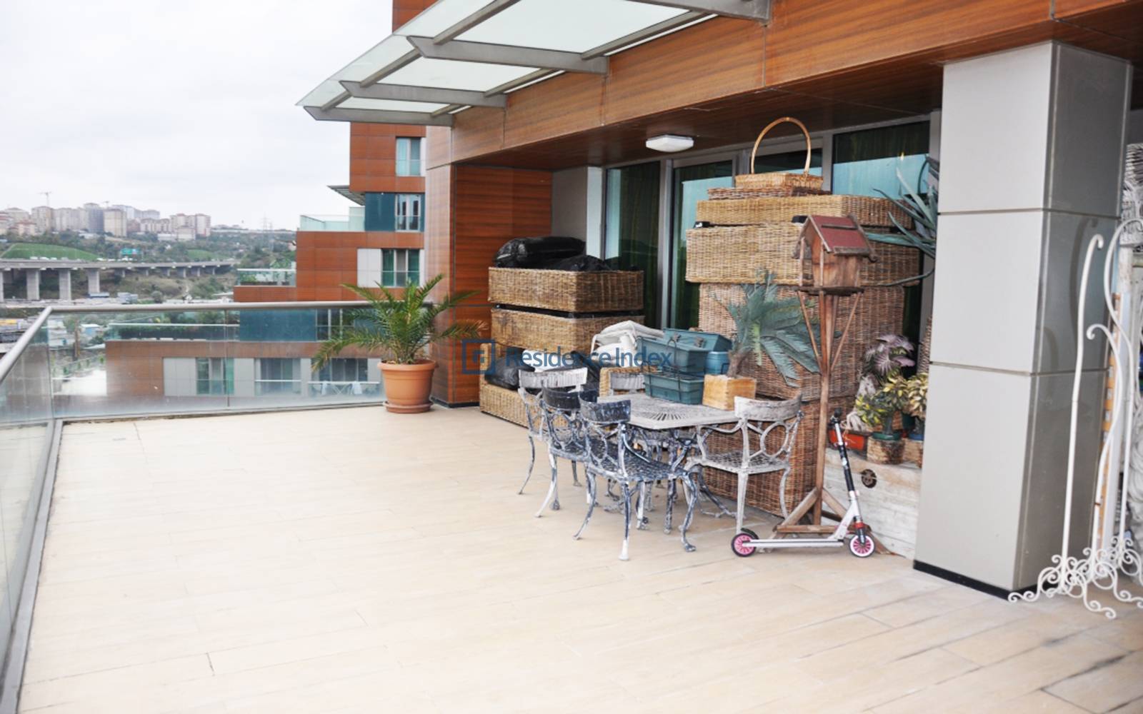 For Rent 3 + 1 Open Front